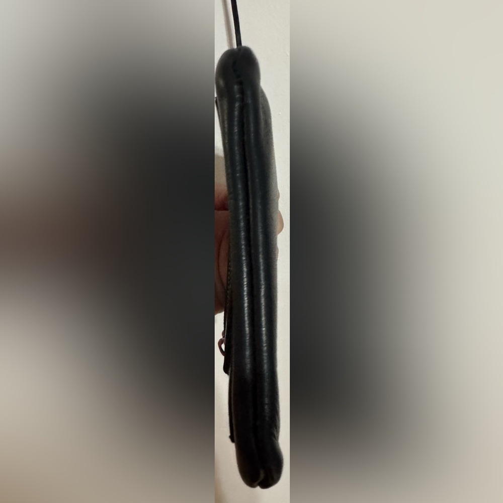 Vintage Roots Black Leather Crossbody Travel Pouch - Picture 9 of 16
